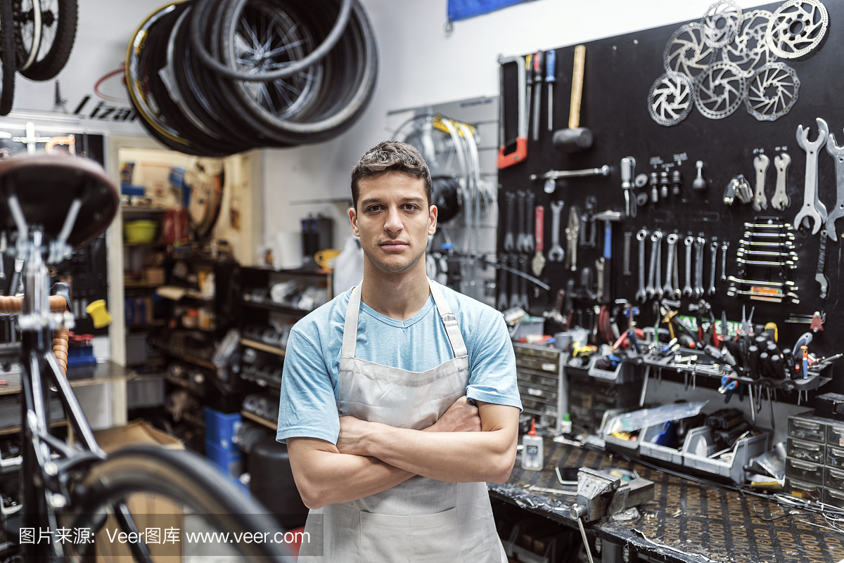 在自行車修理廠工作的人