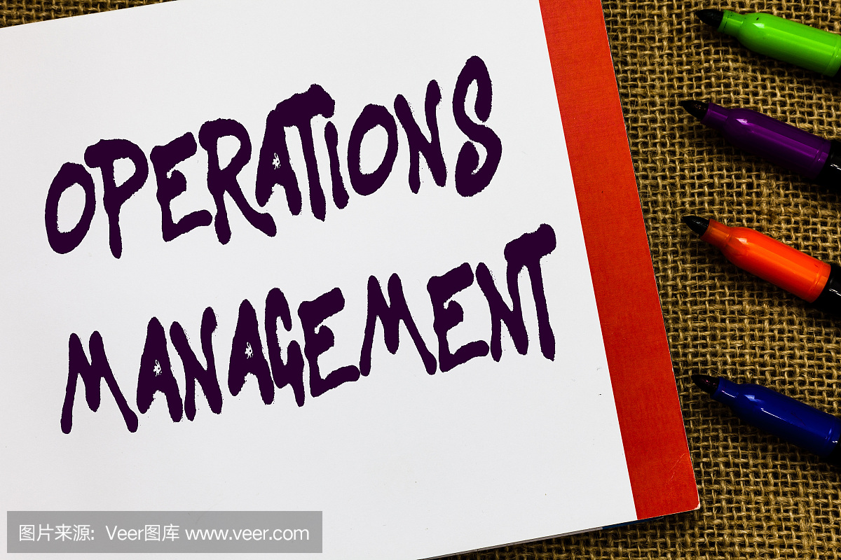 手寫文字操作管理。概念意義確保輸入輸出生產(chǎn)和供應打開筆記本頁黃麻背景彩色標記表達想法。